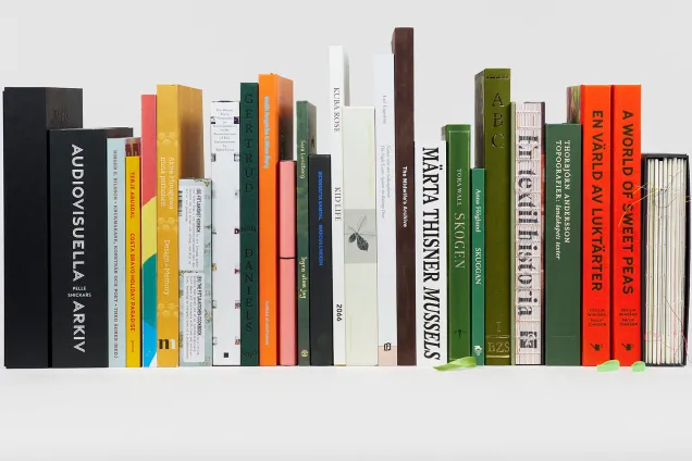 Bokryggar i olika färger mot vit bakgrund.