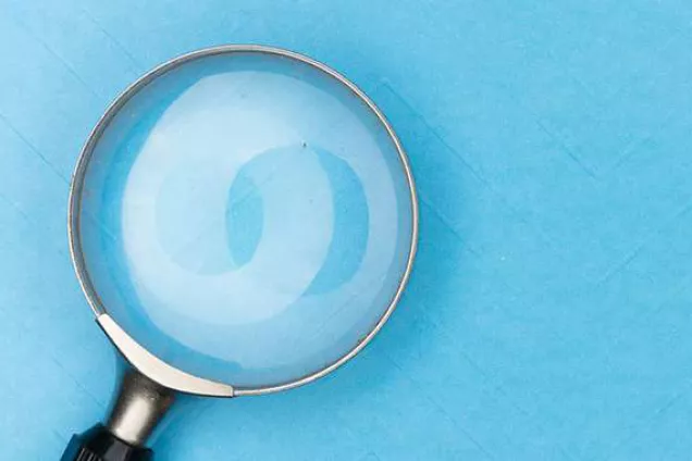 A magnifying glass on a light blue background. Author Markus Winkler.