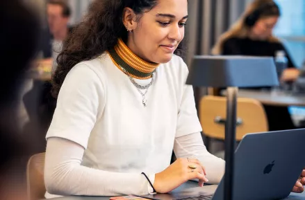 Student som arbetar på sin bärbara dator. Fotograf Johan Persson.