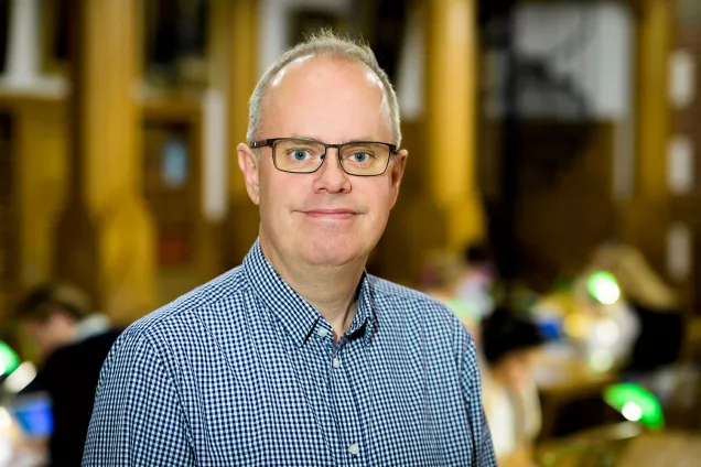 Fotografi av överbibliotekarie Håkan Carlsson. Fotograf Kennet Ruona.